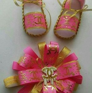 Set de sandalias y lazo para bebé